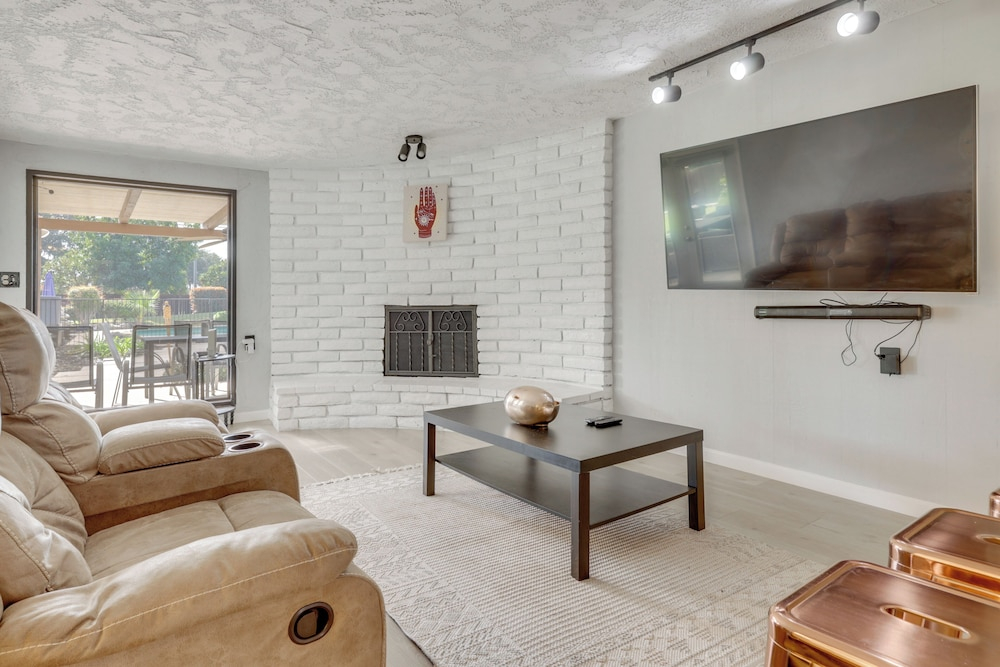 Spacious Home - 6 Mi to Downtown Fresno!