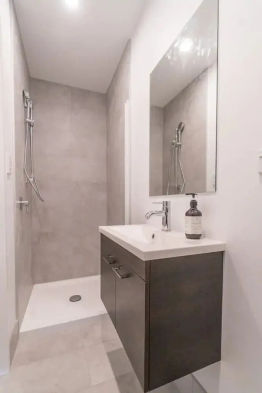 Spacious and Quiet 2 Bedroom Apartment in Ellerslie