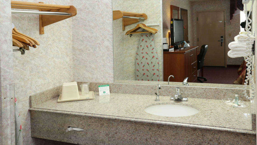 Magnuson Hotel Howell/Brighton