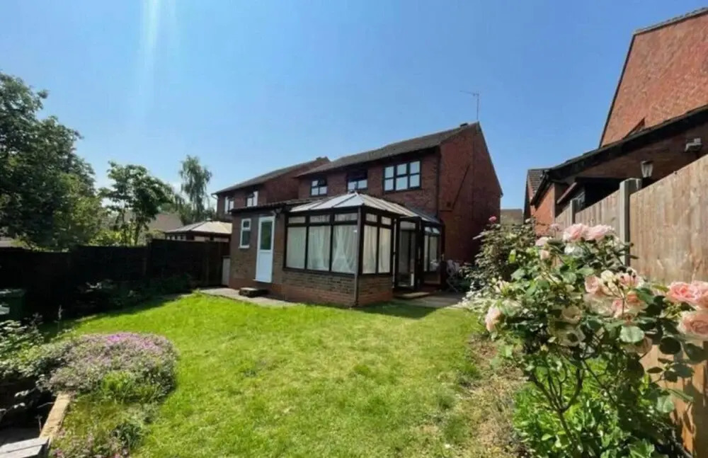 Spacious 4 Bed Home in Milton Keynes -free Parking