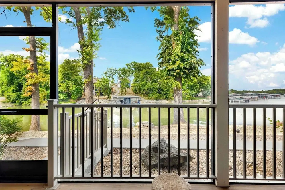 Carefree Tranquility at the Lake Waterfront Stay for 4 With Resort Amenities