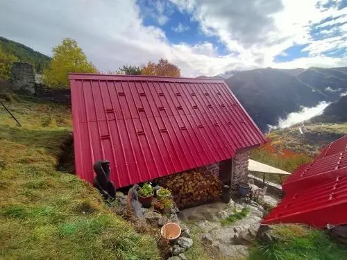Les Toits Rouges