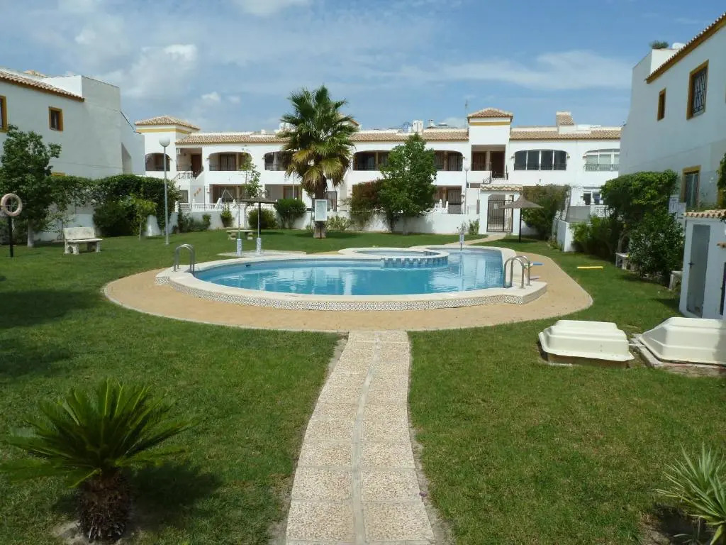 Lovely 2 bedroom house with free parking and pool, near a golf course