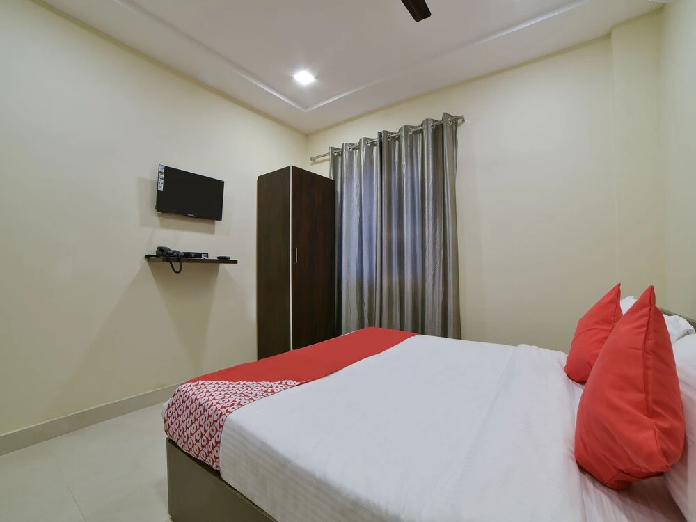 OYO 16606 Iconic Living