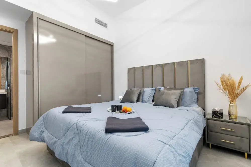 Waves - Cityscape Balcony Views and Cozy Comfort in Dubai