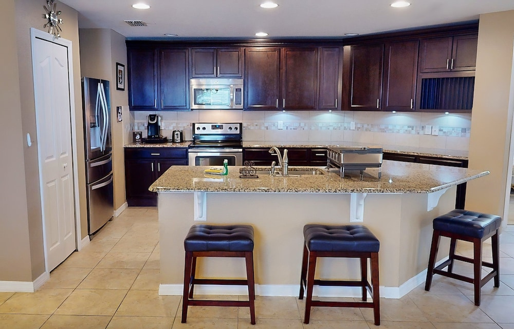 Grand Home With Private Screened Pool, Grill, Streaming, W/d, & AC