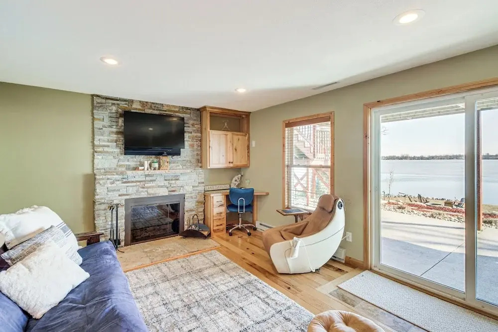 Villa on Lake Darling: Fire Pit, Deck & BBQ