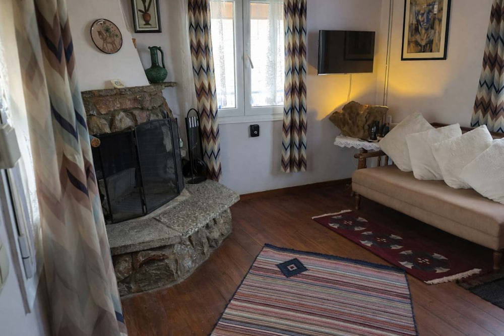 Quiet Two-level Mountain Villa Dorothy Polydrosos
