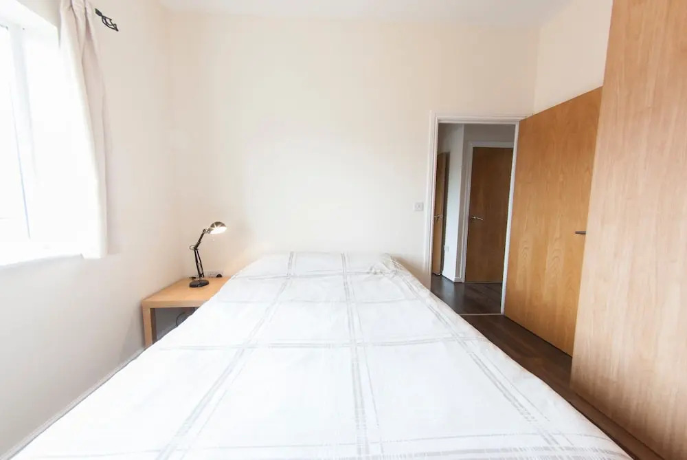 Newly Redecorated 2BR Victoria Docks Flat for 4