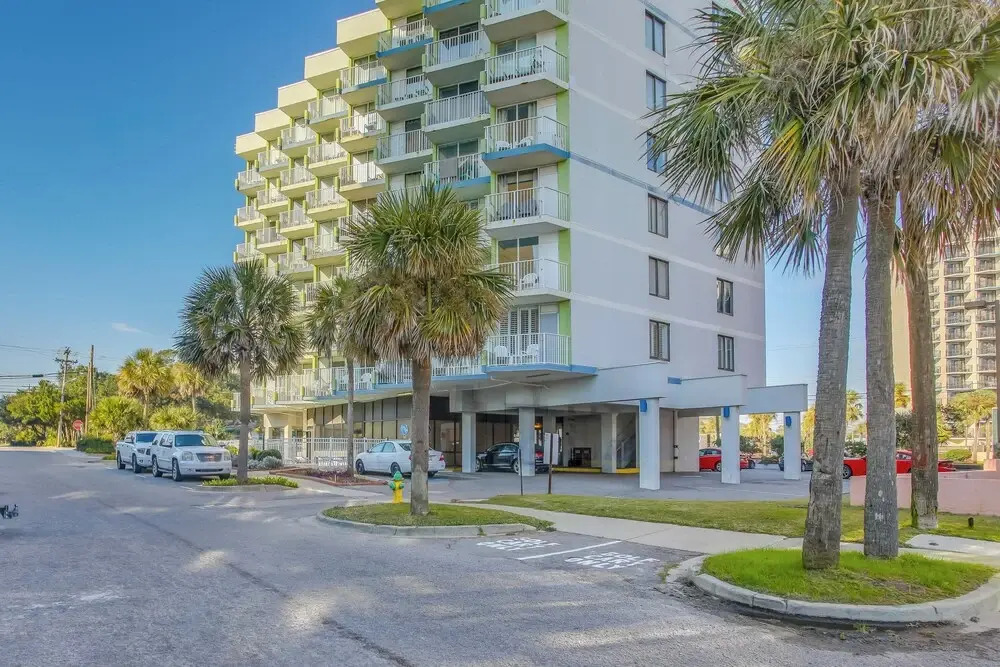 Beachfront Condo w/ Balcony & Pool in Myrtle Beach