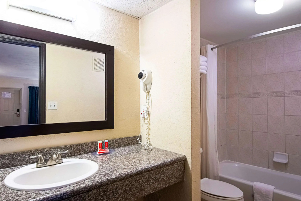 Econo Lodge Inn & Suites Clearwater Central