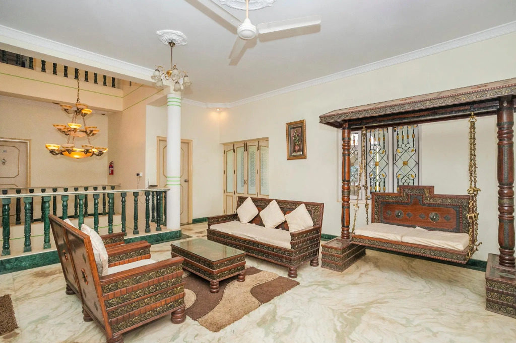 OYO 74356 Hotel Silver Tree