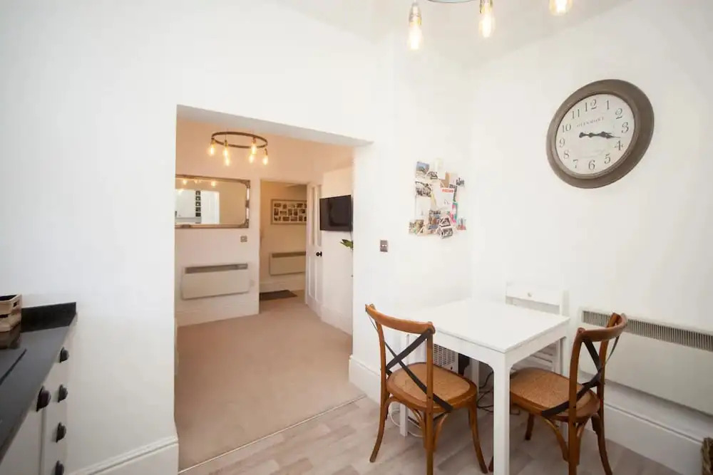 Elegant 1 Bedroom Flat With Period Features in Bristol