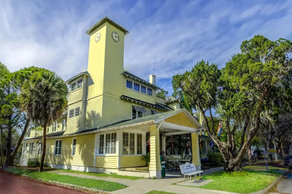 Peninsula Bed & Cocktails