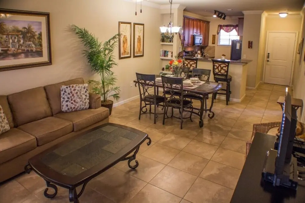 Valerie's Bella Piazza 2 Bedroom Condo by Redawning
