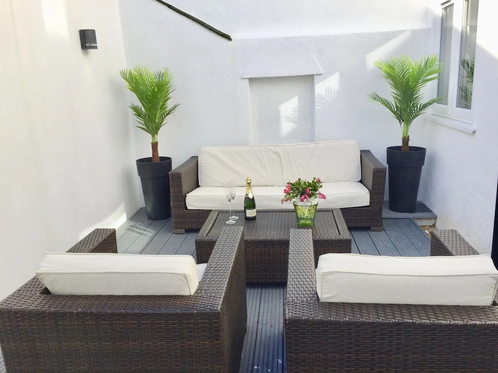 Stylish Town Centre House - 300Mbps, Parking & Sunny Decking