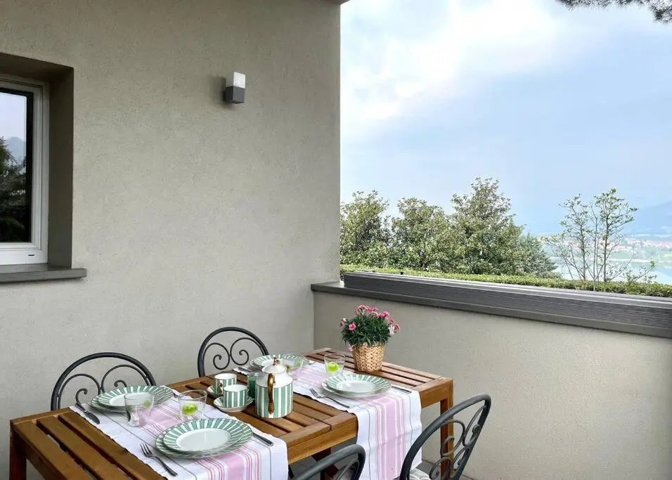 MY HUMBLE HOUSE: appartamento con vista lago e giardino uso esclusivo