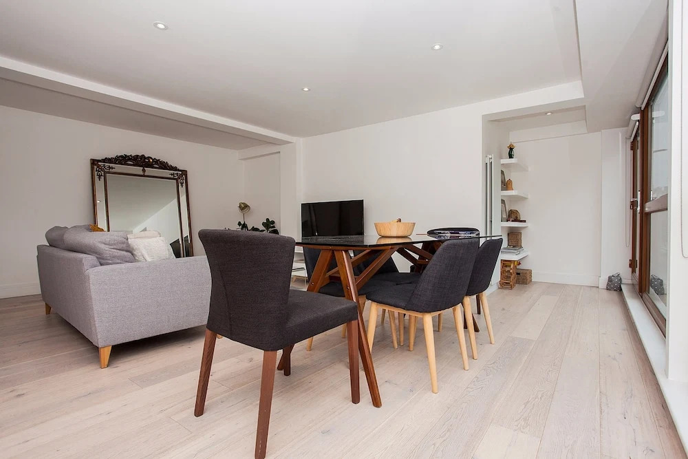 Spacious East London 2 Bedroom Apartment Sleeps 4