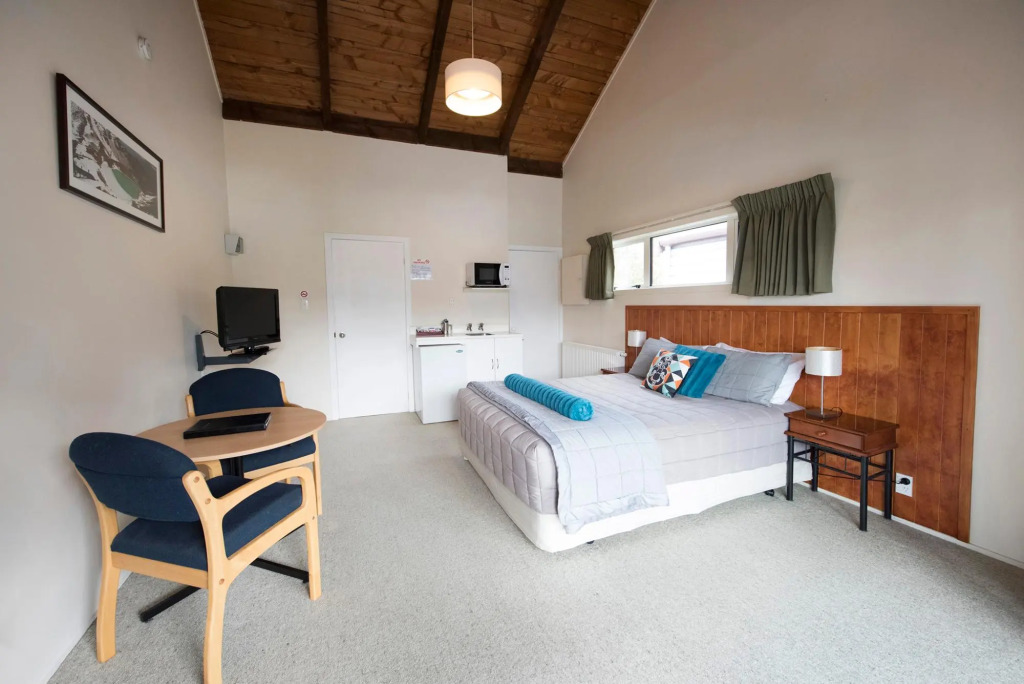 Adventure Lodge and Motels and Tongariro Crossing Track Transport