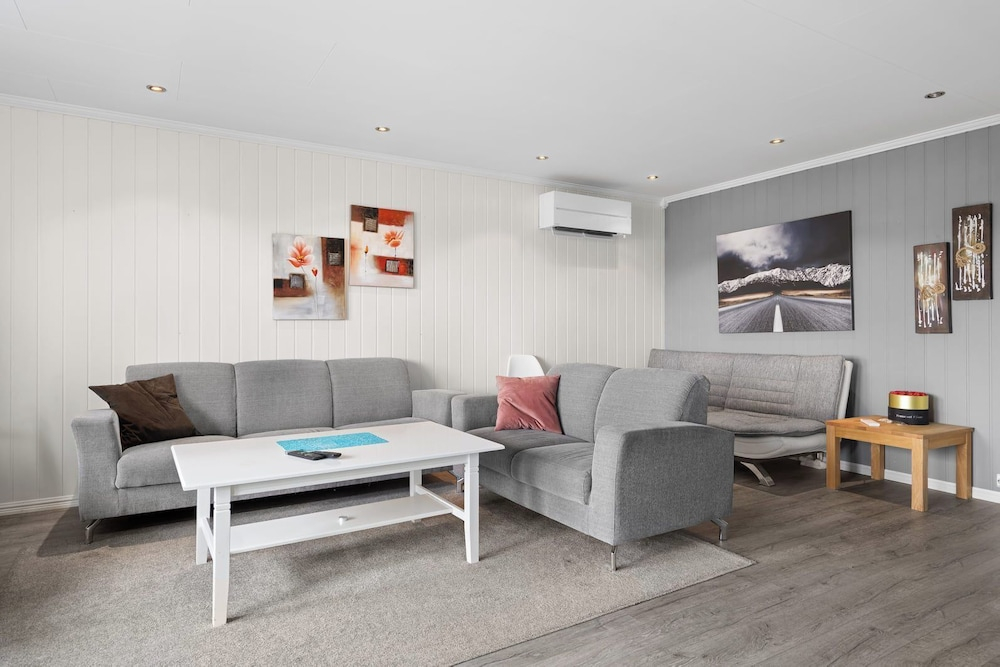 Lovely 4 Bedroom House With the View of Aurora