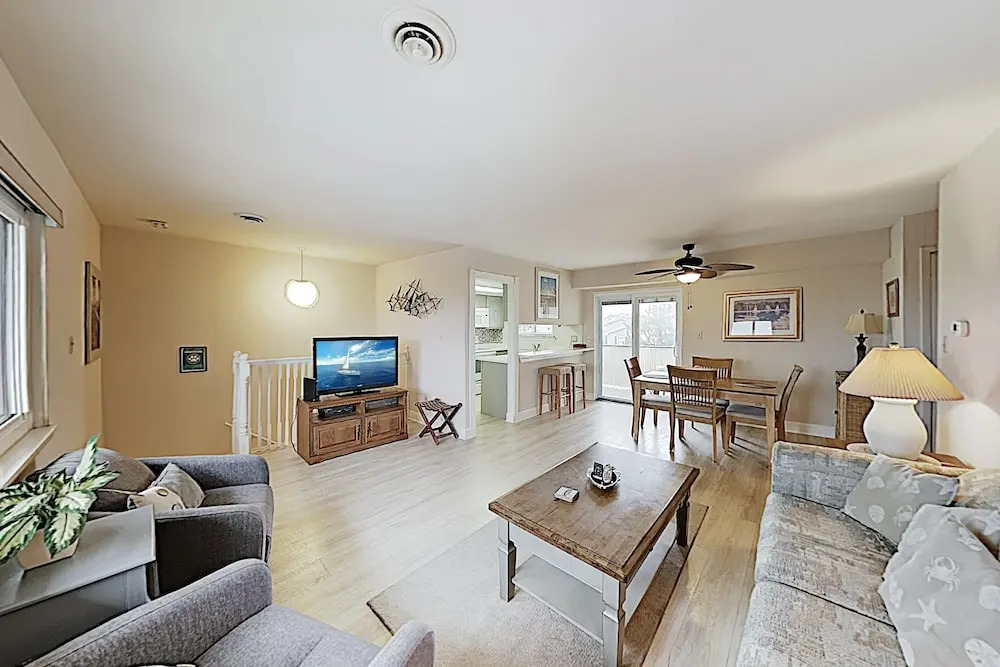 New Listing! Cozy Canal-side , Walk To Beach 2 Bedroom Condo