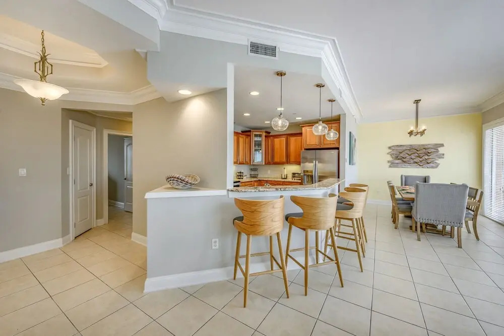 Penthouse Luxury - Exquisite Oceanside Condo