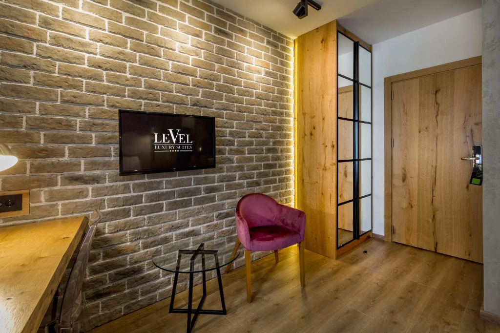 Level Luxury Suites