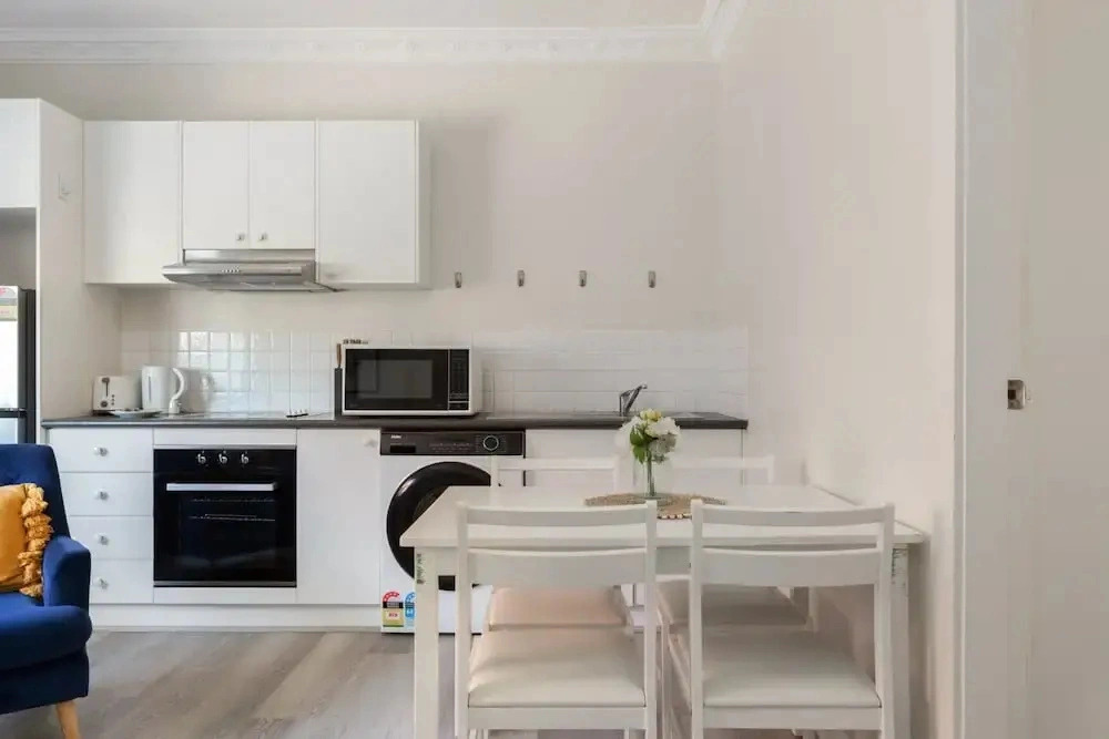 Chic 1-bed Retreat Near Shops & Beach