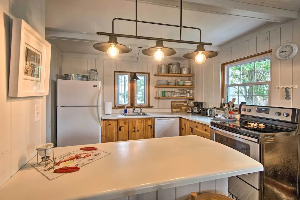 Charming Pine Point Cottage - 2 Blocks to Ocean!