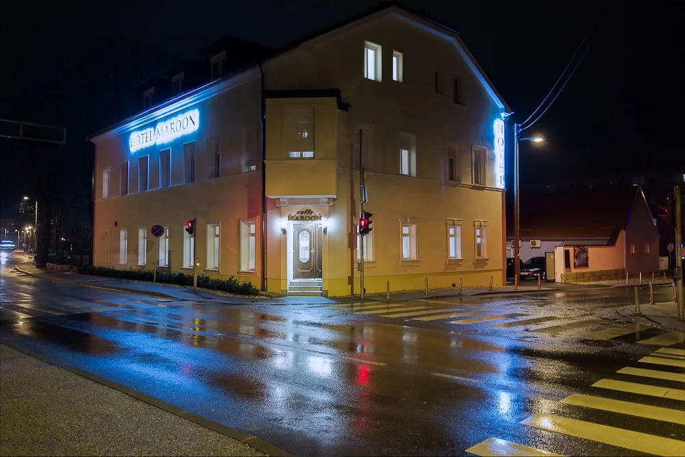 Hotel Maroon