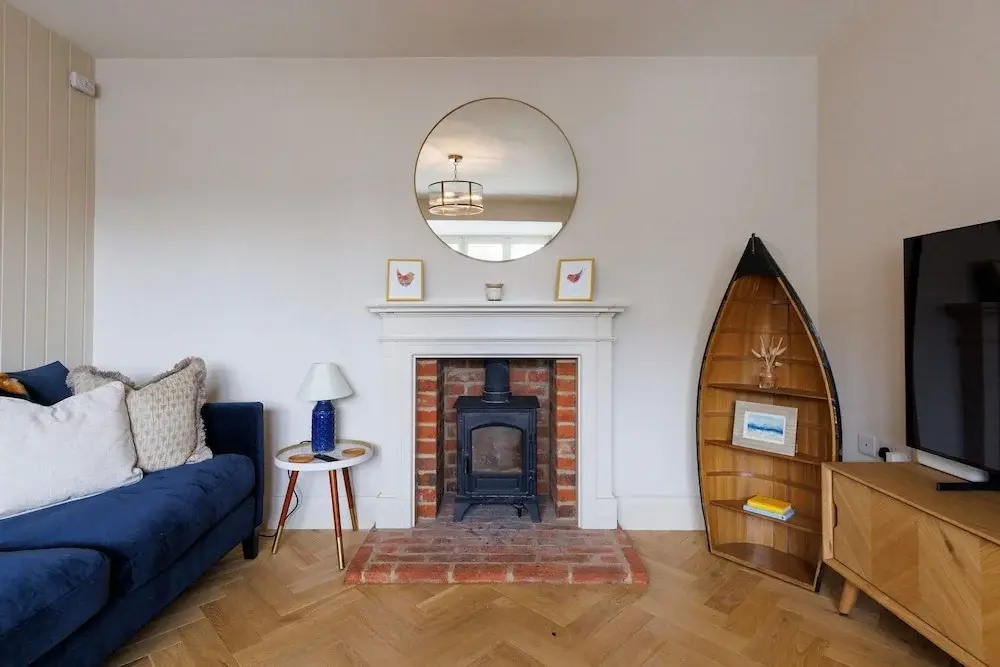 Chic 4-bed Coastal Retreat in Heart of Bosham