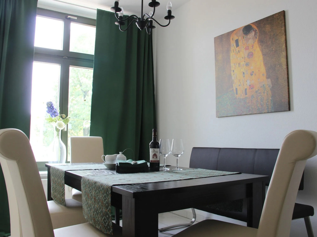 Leon Apartments
