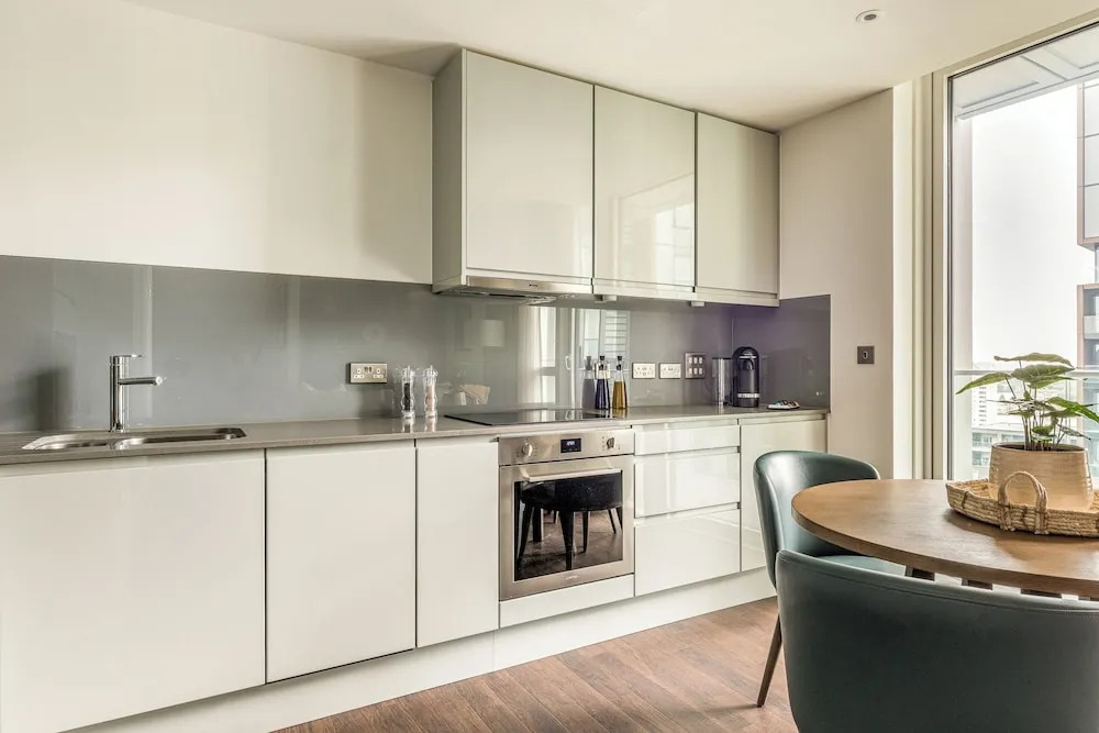 Luxury Canary Wharf Apartment with Parking