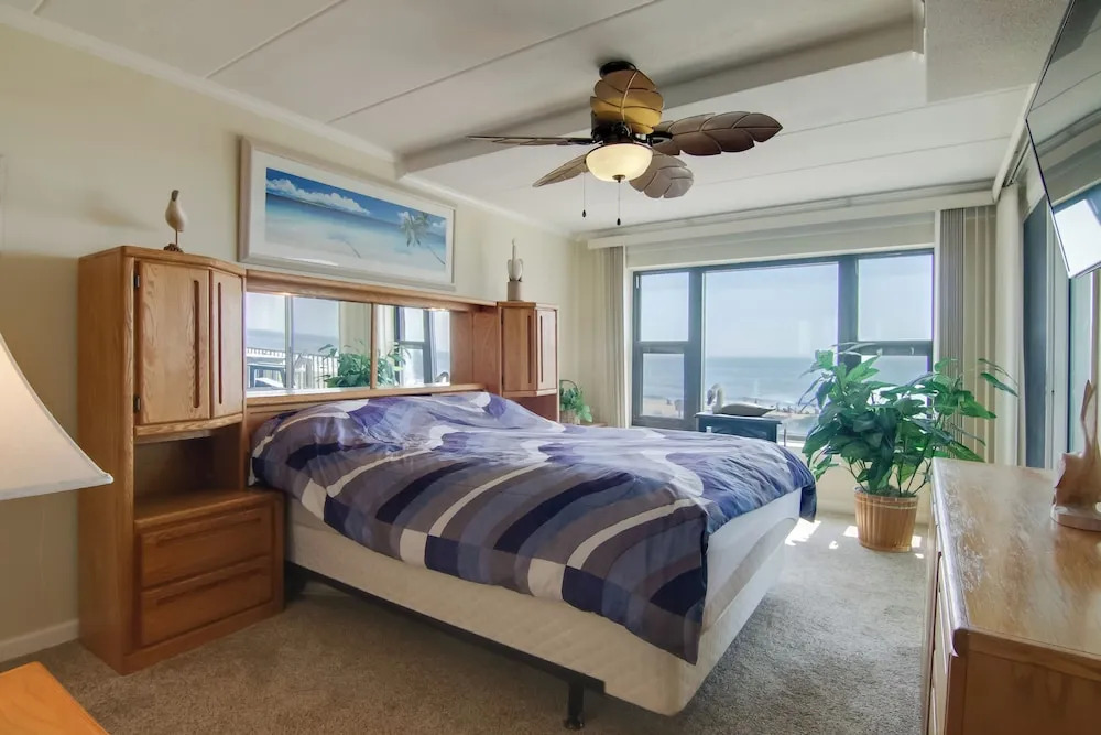 Beachfront Condo w/ Balcony & Views in Ocean City