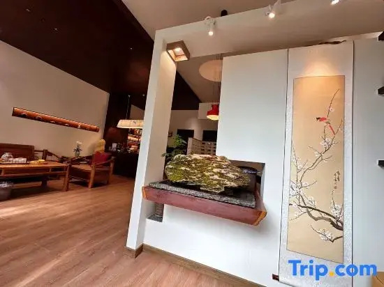 Mangshi Heyi Homestay (Dai Ethnic Ancient Town Golden Pagoda)