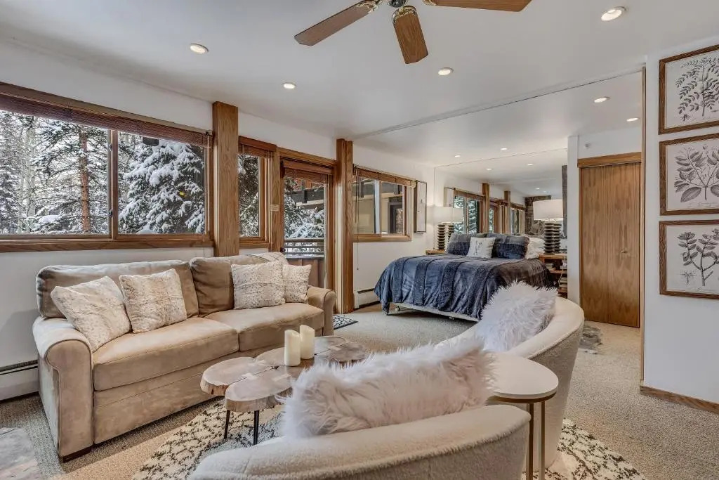 Laurelwood Condominiums Studio Premier Unit 304