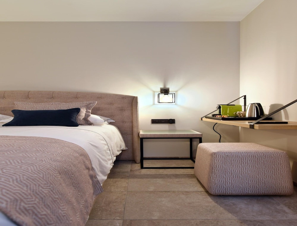 Villa with Pool & Suites for 12 Guests