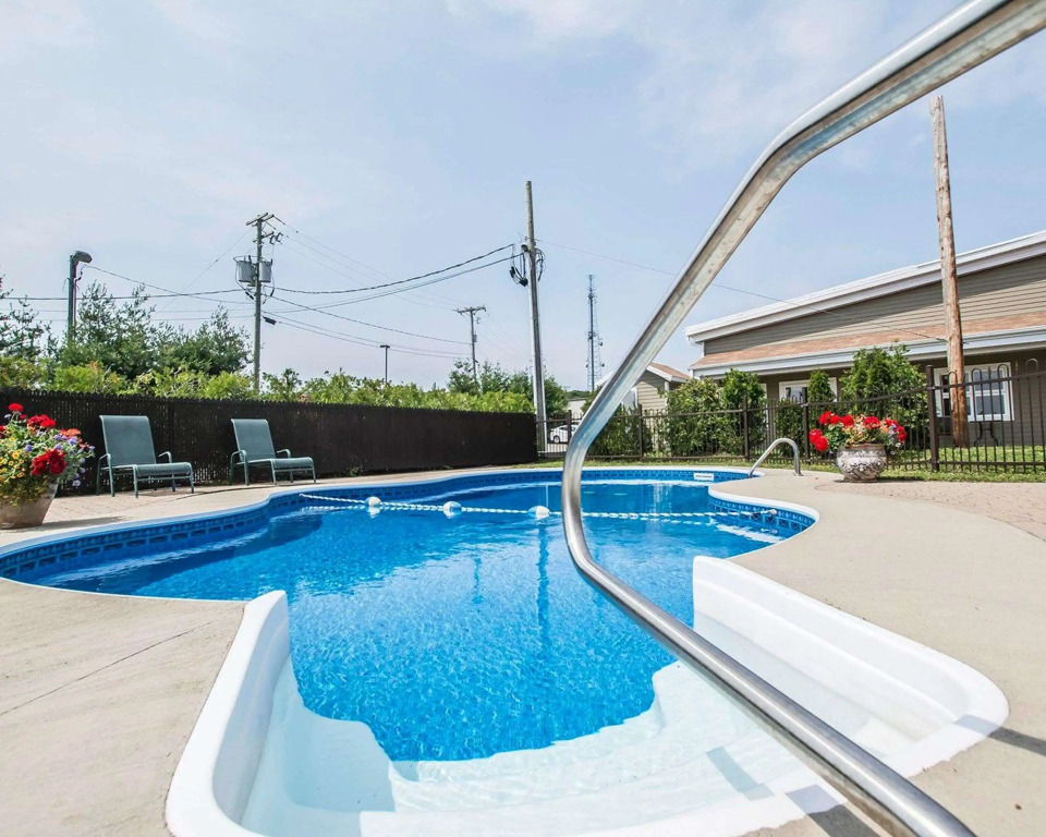 Econo Lodge Inn & Suites