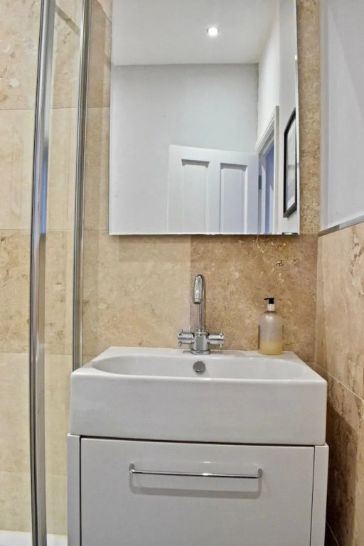 Modern 2 Bedroom Flat in Chalk Farm