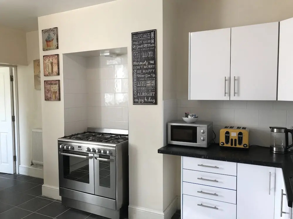 Welcoming Spacious 2-bedroom House in St Helens