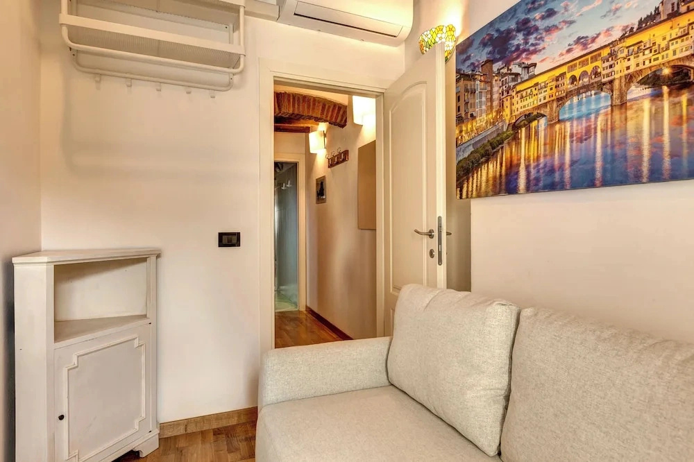 Romana Apartment by Mamo Florence