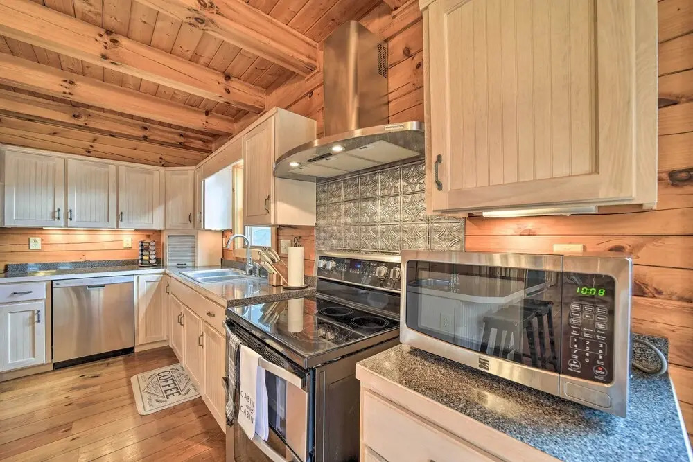Decks & Mountain Views: Waynesville Getaway!