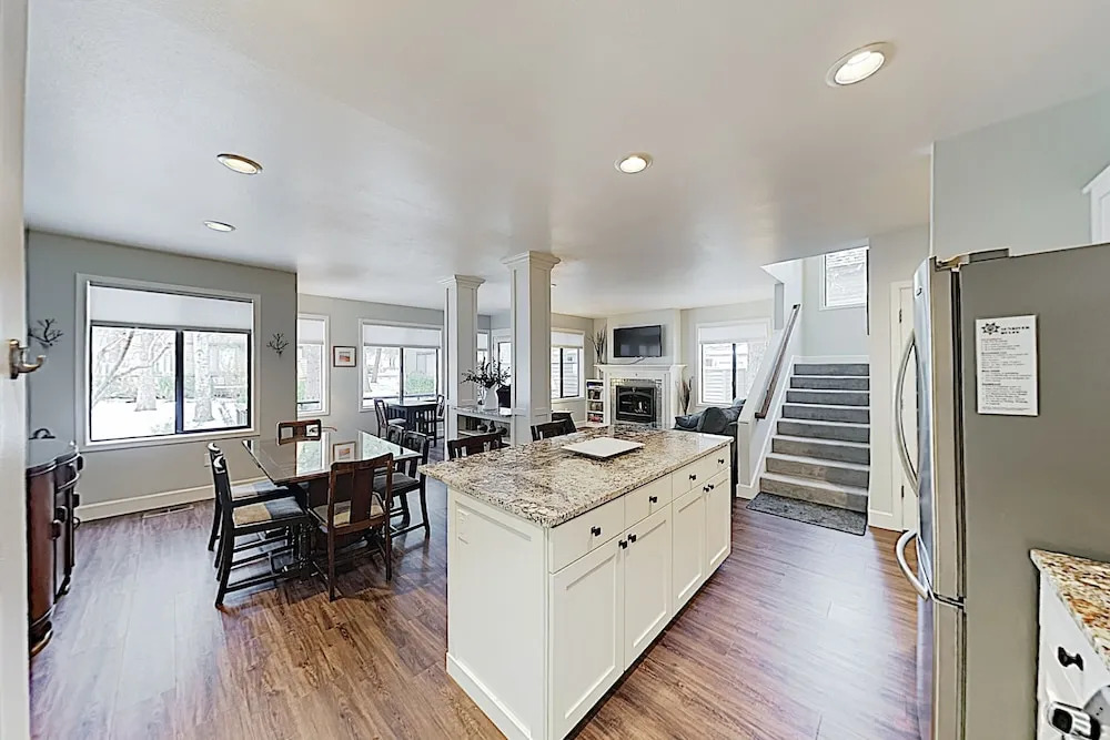 New Listing! Modern Eaglewood Townhome W/ Hot Tub 3 Bedroom Townhouse