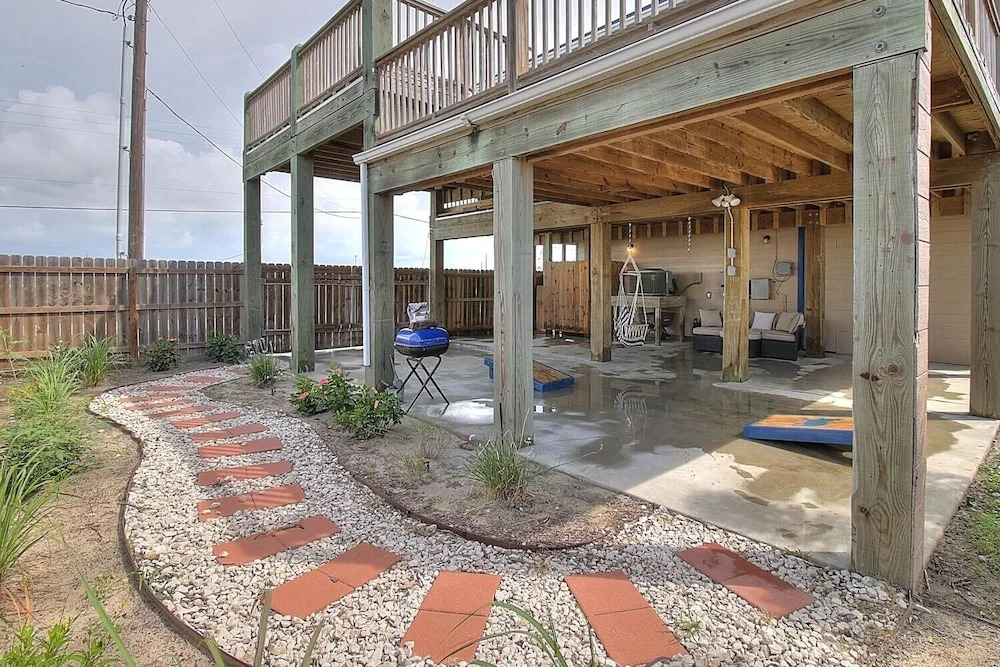 The Salty Hippo 3 Bedroom Home by Redawning