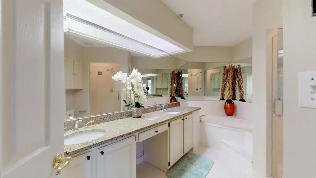 7655 Huntington Villas