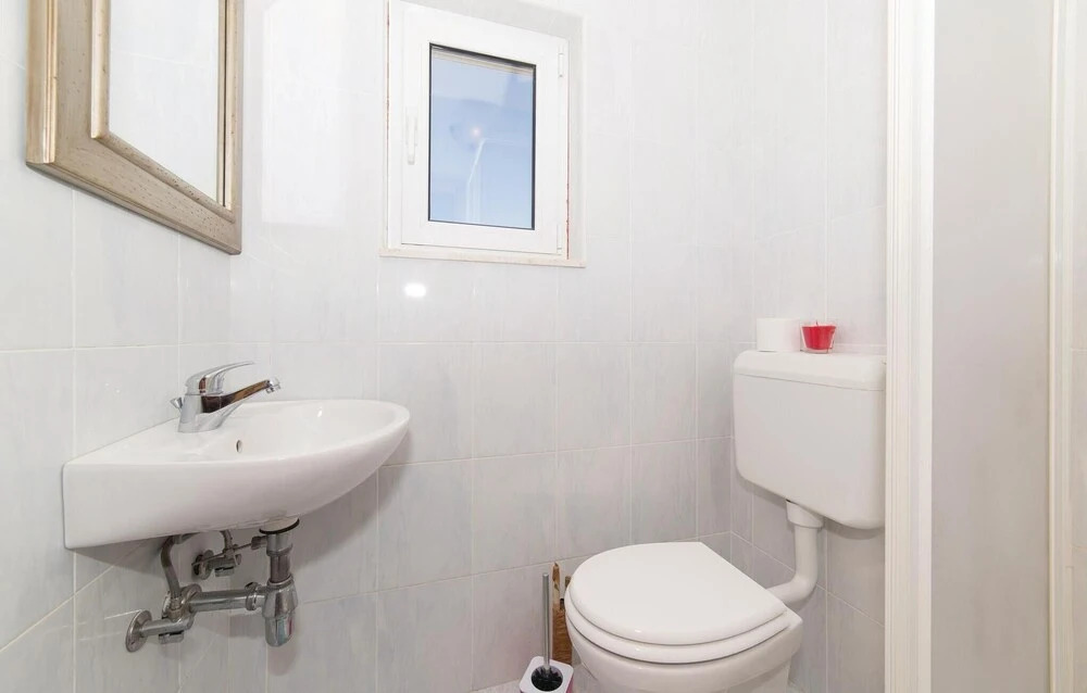 Nice Home in Kastel Luksic With Wifi and 3 Bedrooms