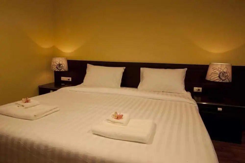 J & Y Lodge Hotel