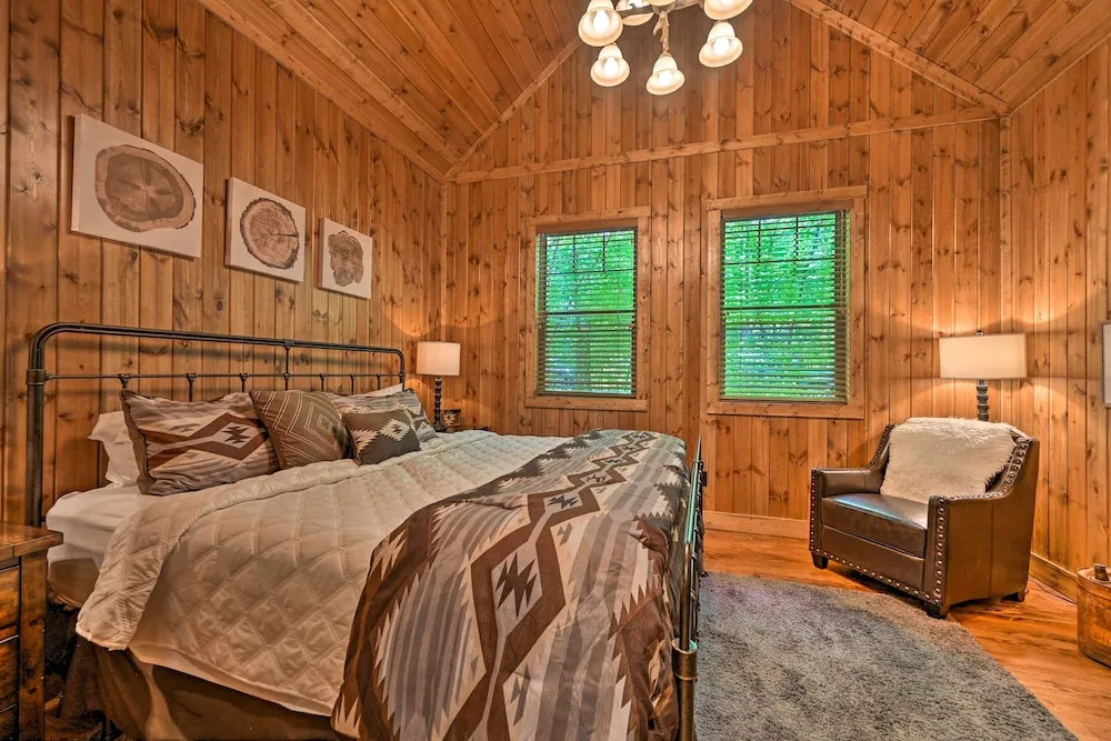 Luxe Broken Bow Cabin: Hot Tub ~ 3 Mi to Hochatown