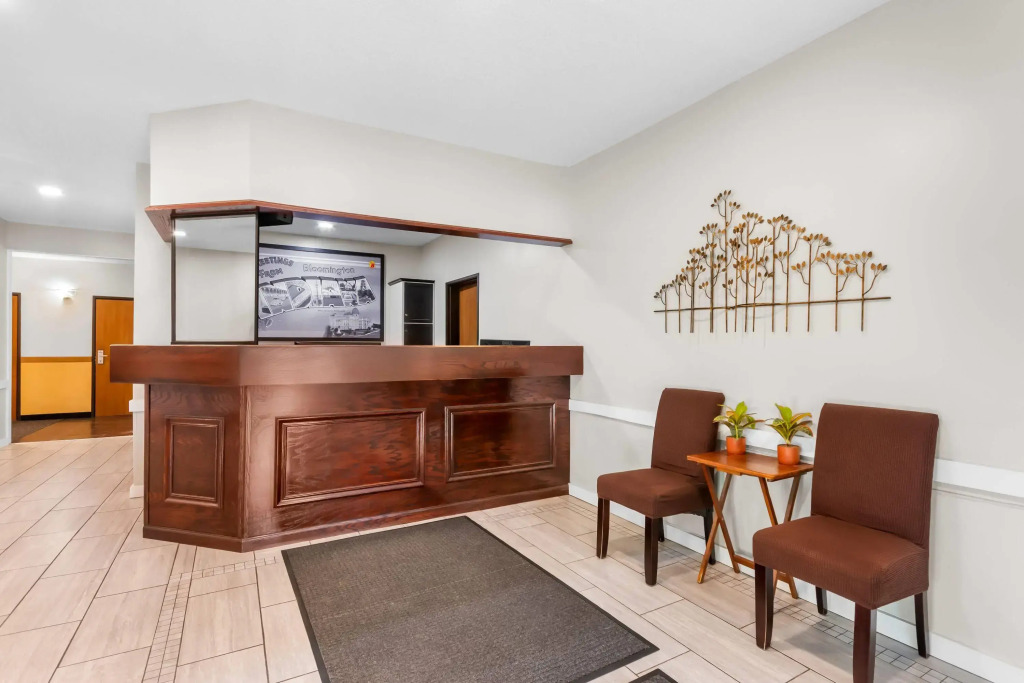 Super 8 by Wyndham Bloomington University Area