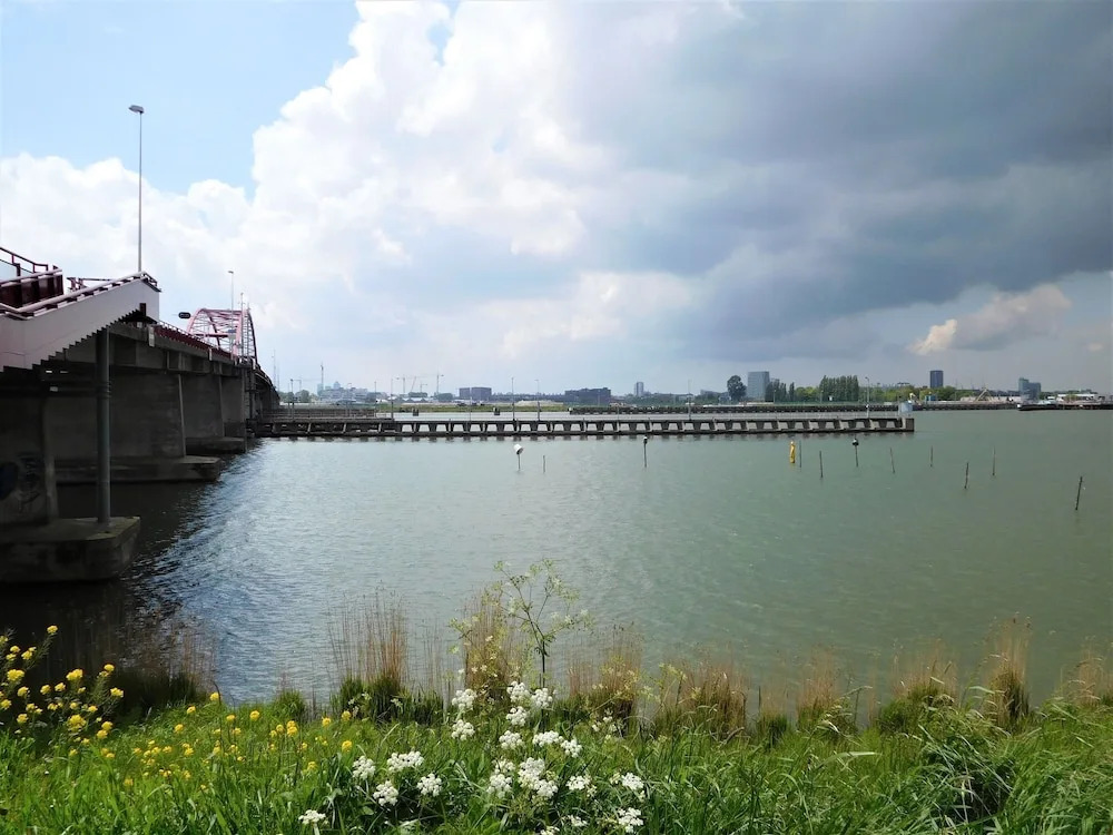 Houseboat Schellingwouderdijk